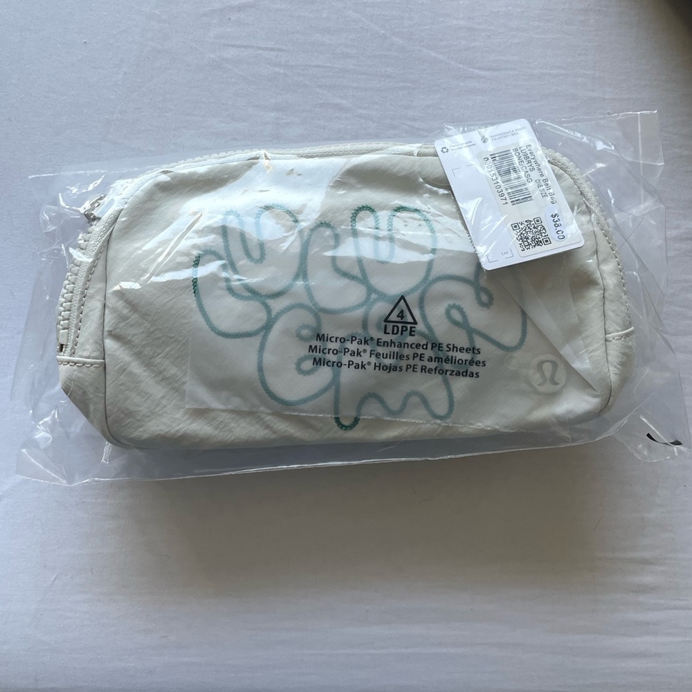 lululemon everywhere belt bag 🤍 - Picture 3 of 4